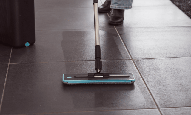 FreshClean Mop op een tegelvloer, met de emmer ernaast