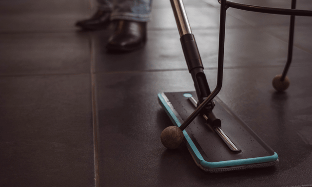 Dweilkop van de FreshClean Mop tussen de stoelpoten