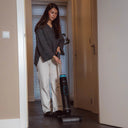 DualClean Pro dweilstofzuiger in gebruik op een lichte laminaatvloer in een woonkamer
