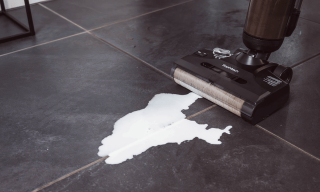 DualClean Pro zuigt gemorste drank op