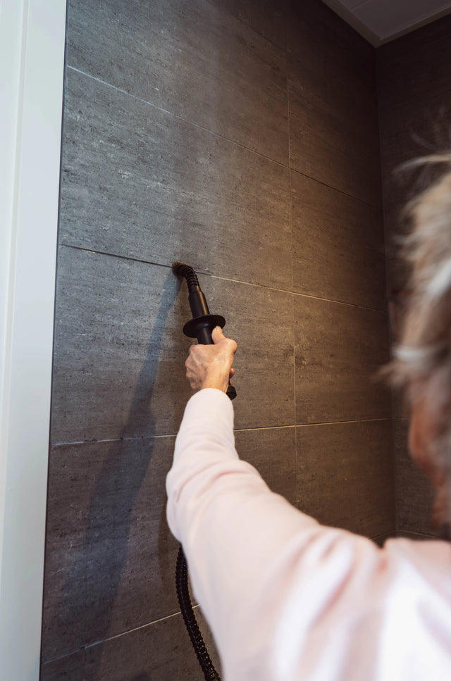 Stoomborstel op tegels in de badkamer