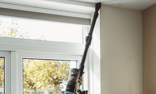 2-in-1 borstel langs een plint