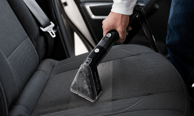 DeepClean Pro op een autostoel