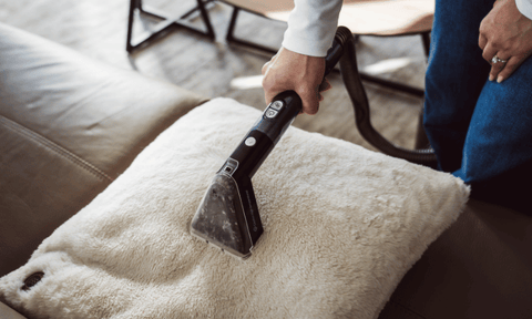 Bank en stoffen stoelen