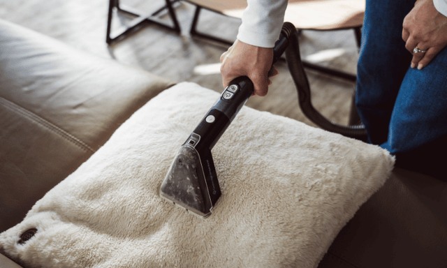 DeepClean Pro op een stoffen bankkussen
